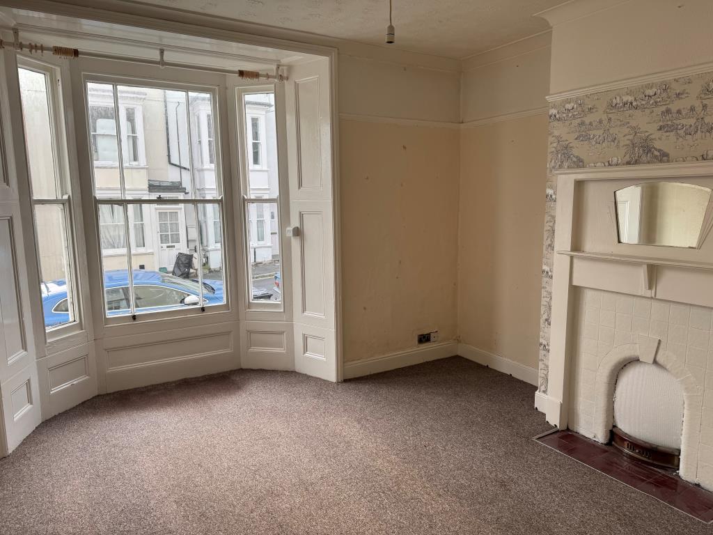 Lot: 26 - TWO-BEDROOM TOWN CENTRE GARDEN FLAT - Living room